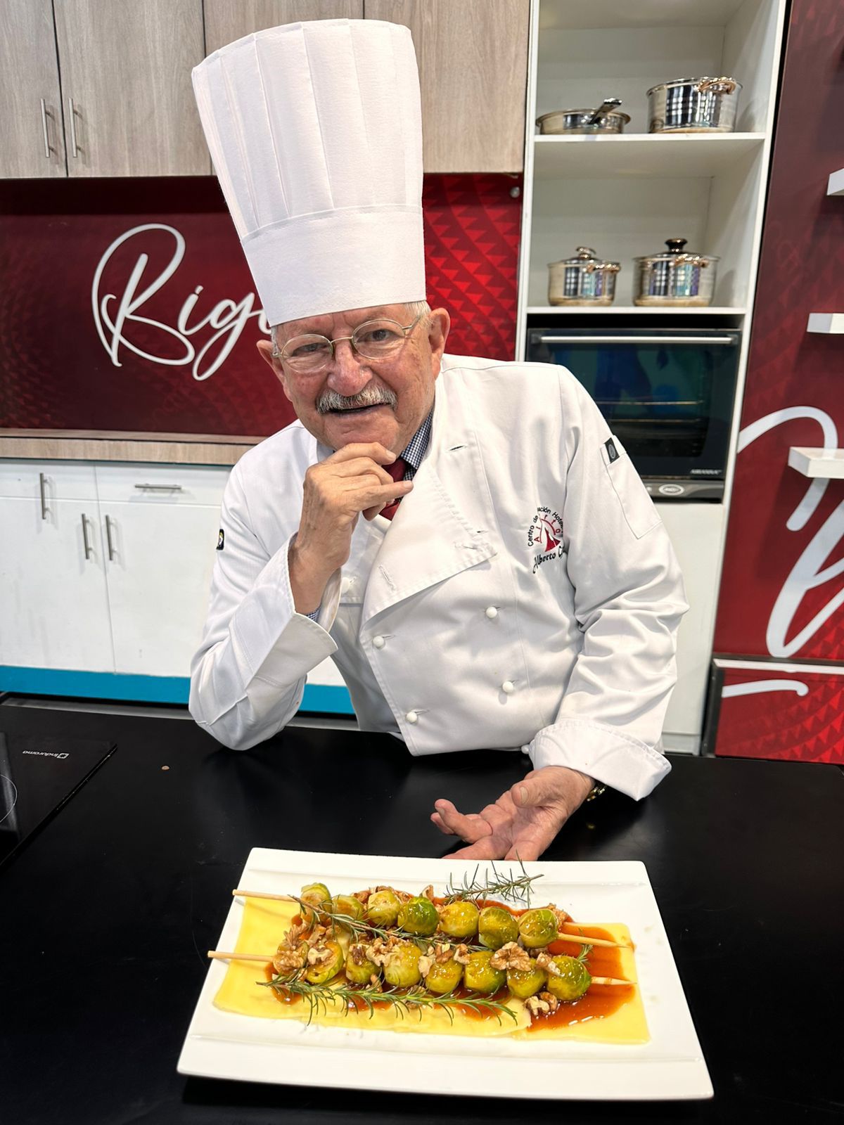Imagen de del chef alberto con la brocheta 