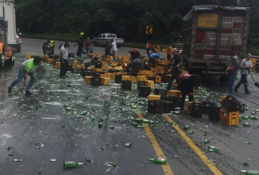 Camión con cervezas se accidentó en la vía Alóag - Santo Domingo