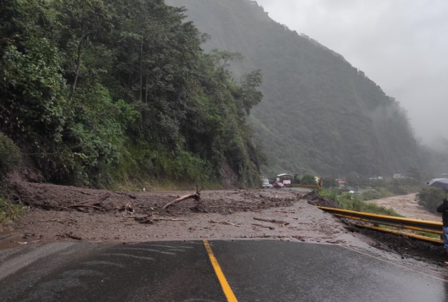 Deslizamientos de tierra alteran la circulación vehicular en la Alóag - Santo Domingo y la vía Calacalí