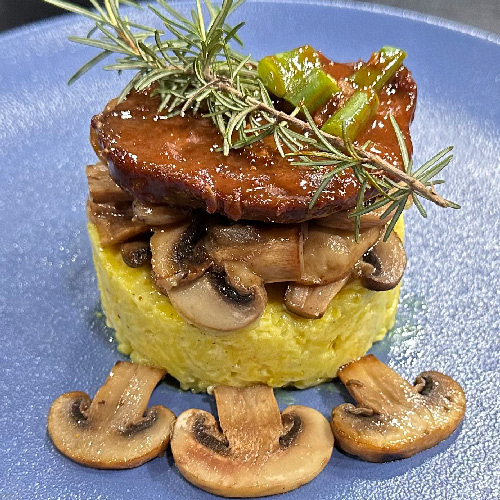 Medallones de pollo al vino con salsa de curry y champiñones Medallones de pollo al vino con salsa de curry y champiñones