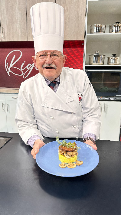 Chef alverto con el plato de medallones de pollo