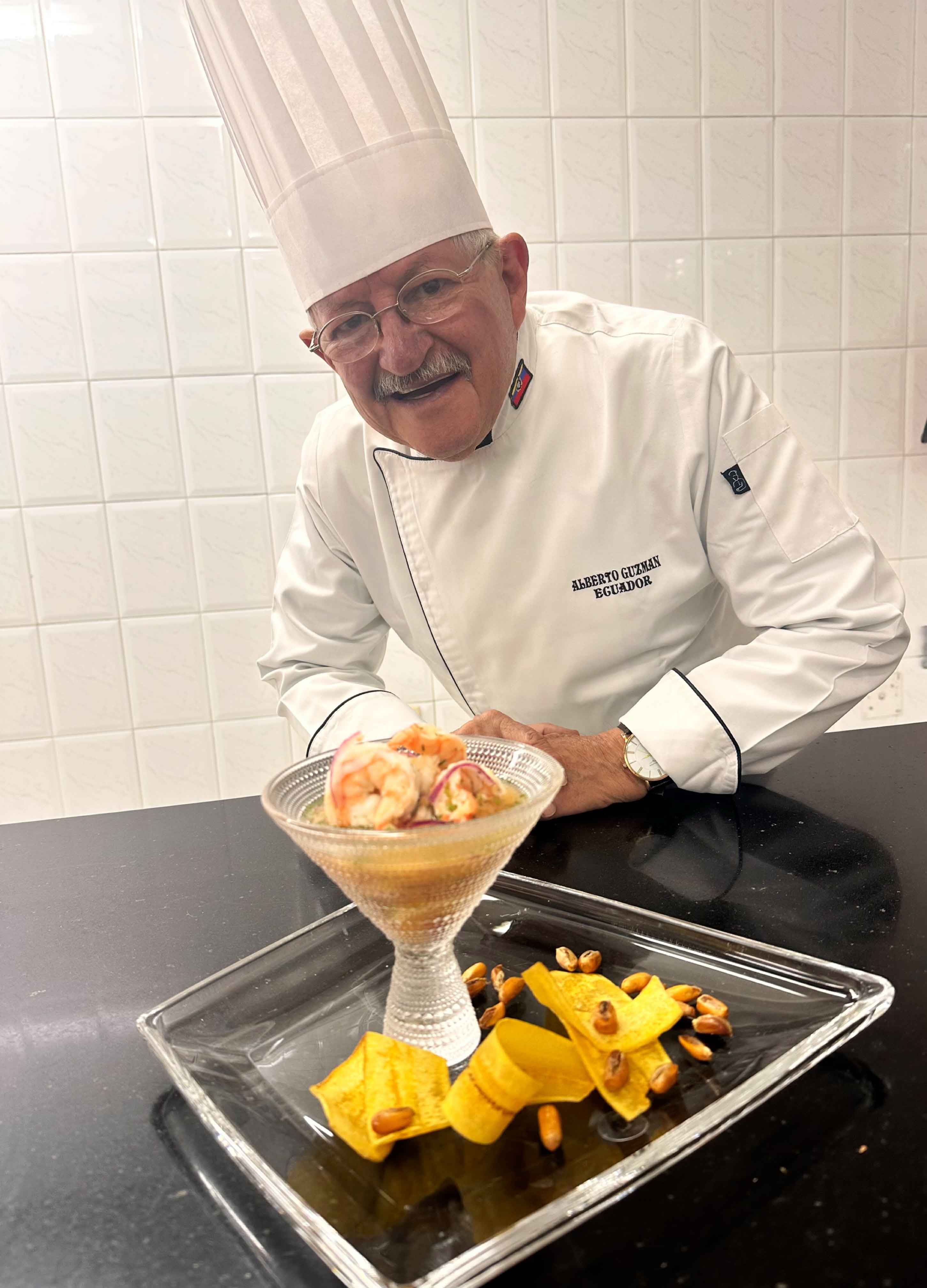 Imagen de del chef alberto con la brocheta 