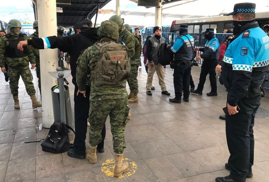 Autoridades decomisan armas en la Terminal Quitumbe del Trole y la Ecovía
