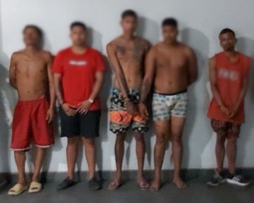 Cinco detenidos por la policía.