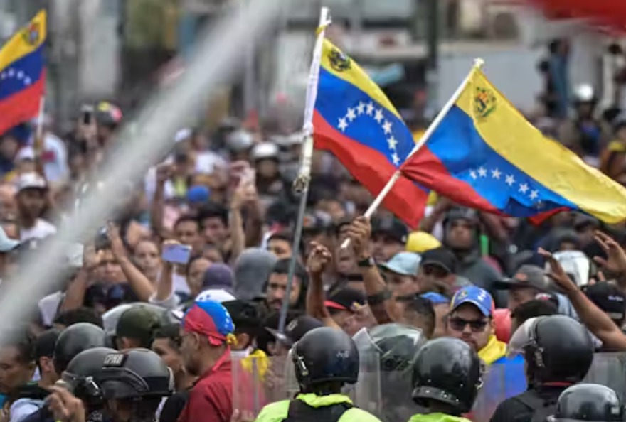 4 muertos, 14 heridos y 52 detenidos es al momento el saldo de los disturbios en el Capitolio