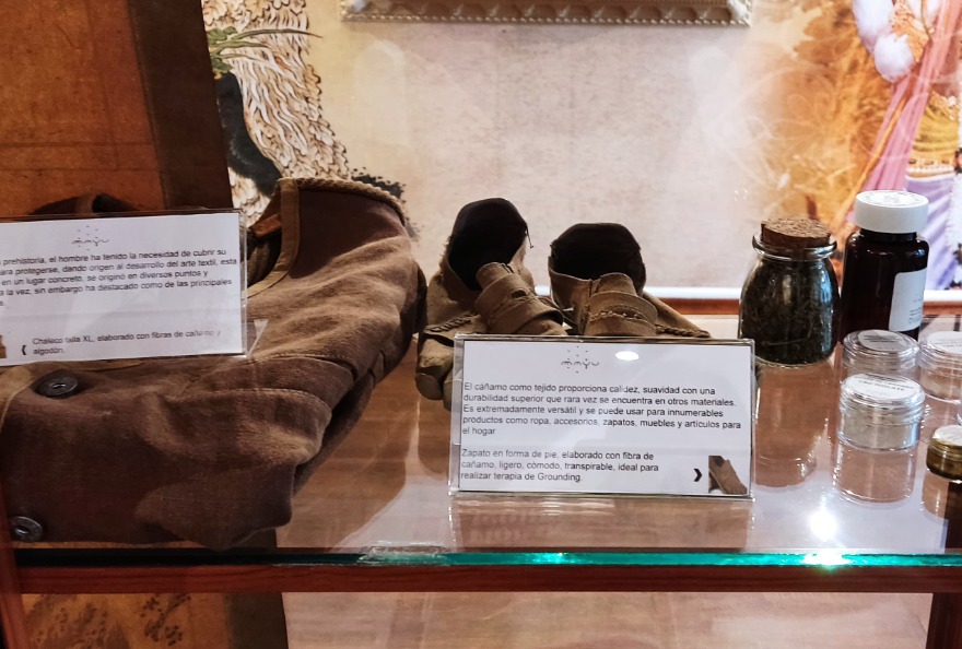 En Mayu también se exhiben productos como chaquetas y zapatos elaborados con cannabis no psicoactivo. En Mayu también se exhiben productos como chaquetas y zapatos elaborados con cannabis no psicoactivo.