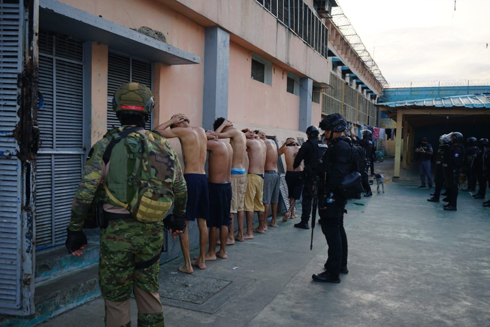 Policía realiza allanamiento en la Penitenciaría del Litoral. 