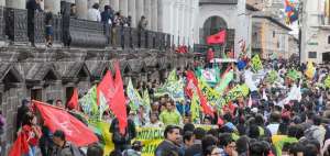Simpatizantes del Gobierno acudieron ayer a la Plaza Grande, en Quito, para defender la &lsquo;d&eacute;cada ganada&rsquo;.