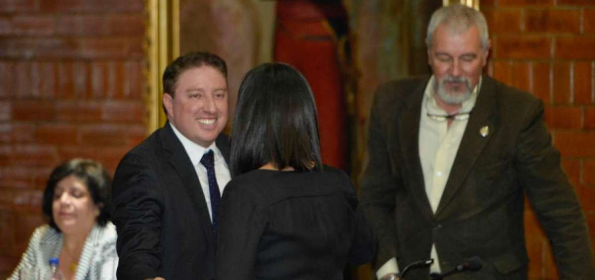 Eduardo del Pozo (izq.) recibe la felicitaci&oacute;n de su antecesora, Daniela Chac&oacute;n, quien vot&oacute; por &eacute;l.