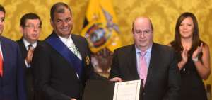 Antonio S&aacute;nchez, de la Fundaci&oacute;n Carlos III (d), fue el encargado de entregar el reconocimiento al Mandatario.