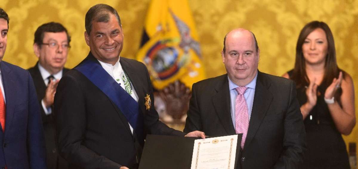 Antonio S&aacute;nchez, de la Fundaci&oacute;n Carlos III (d), fue el encargado de entregar el reconocimiento al Mandatario.