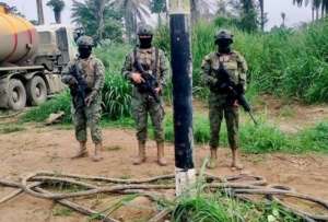 Militares retuvieron un tanquero con 10.000 galones de diésel en La Concordia, Esmeraldas.
