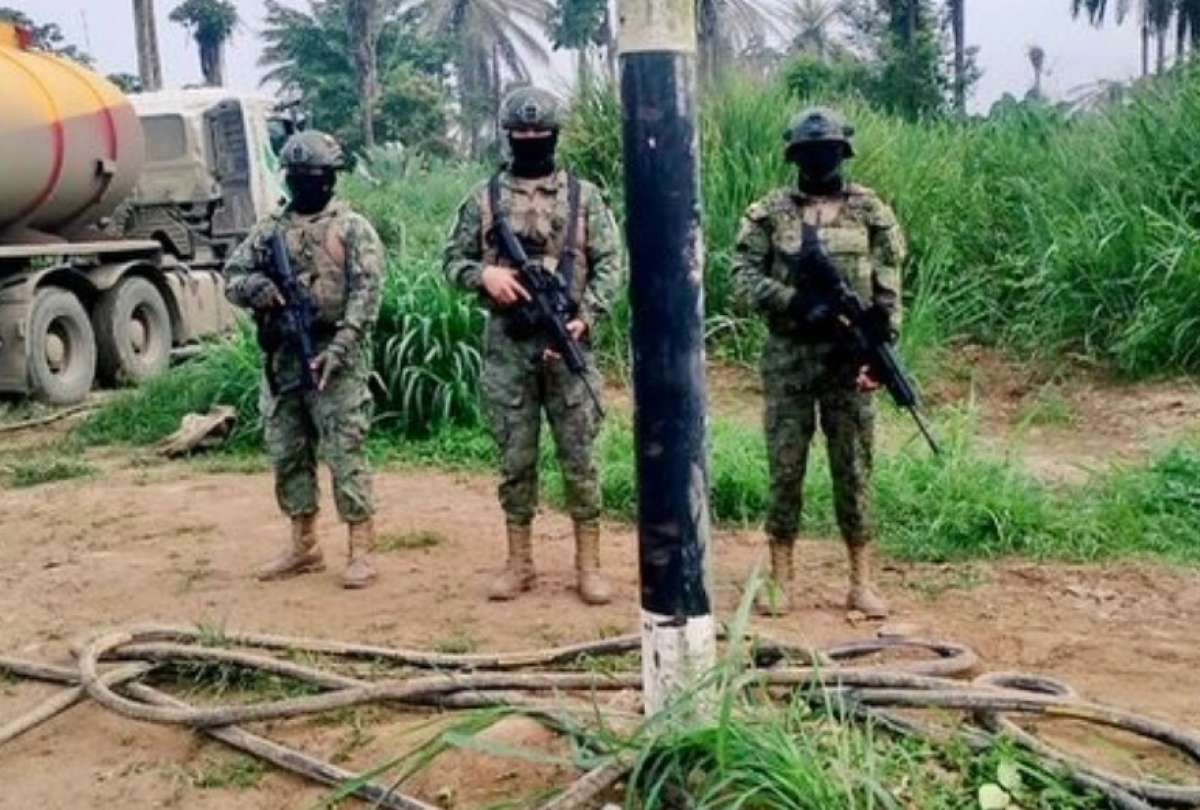 Militares retuvieron un tanquero con 10.000 galones de diésel en La Concordia, Esmeraldas.