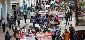 Los manifestantes marcharon a lo largo de la calle Bol&iacute;var, en el centro de Cuenca, y pidieron que la justicia interviniera para sancionar al sacerdote por las supuestas violaciones que cometi&oacute;.