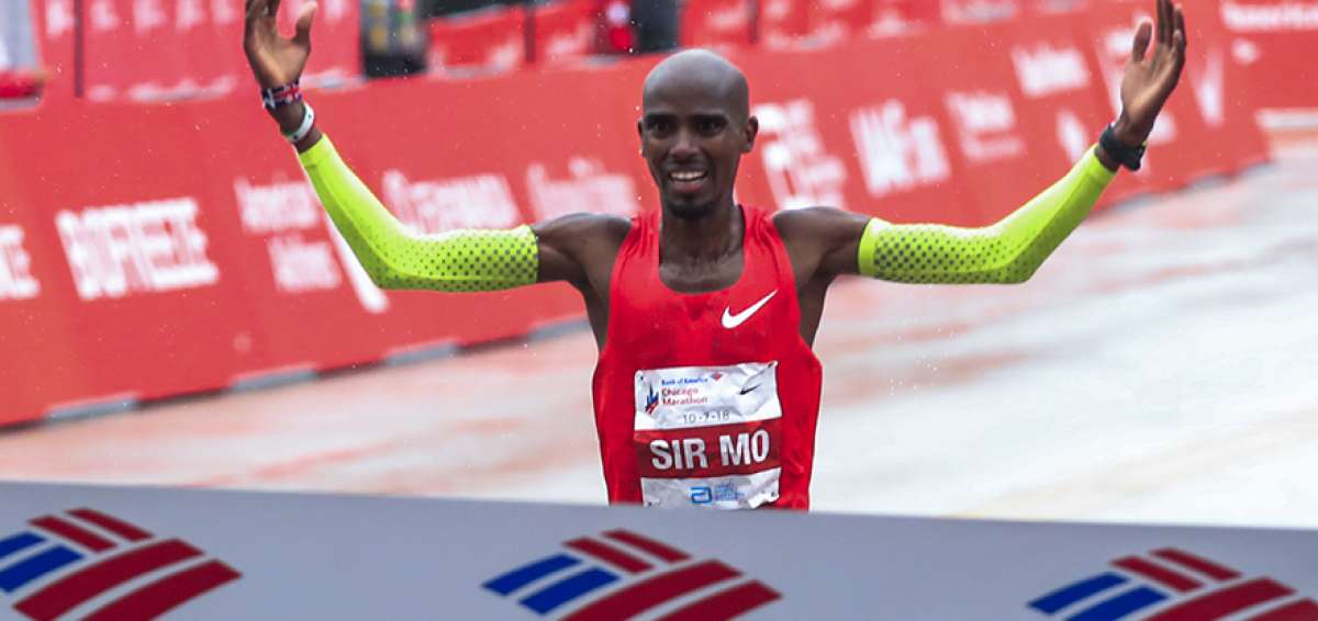 El atleta brit&aacute;nico Mo Farah, al momento de cruzar la meta del marat&oacute;n de Chicago; en los &uacute;ltimos dos kil&oacute;metros corri&oacute; pr&aacute;cticamente solo.  