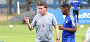 El espa&ntilde;ol Ismael Rescalvo, DT de Emelec, dialoga con sus jugadores durante una pr&aacute;ctica en el Complejo Samanes, al norte de Guayaquil.