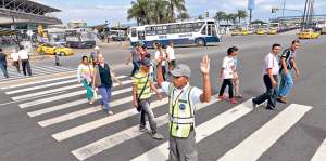 Los futuros agentes civiles se encargaron de apoyar en la direcci&oacute;n del tr&aacute;nsito en la avenida Benjam&iacute;n Rosales. Foto: Karly Torres / El Tel&eacute;grafo
