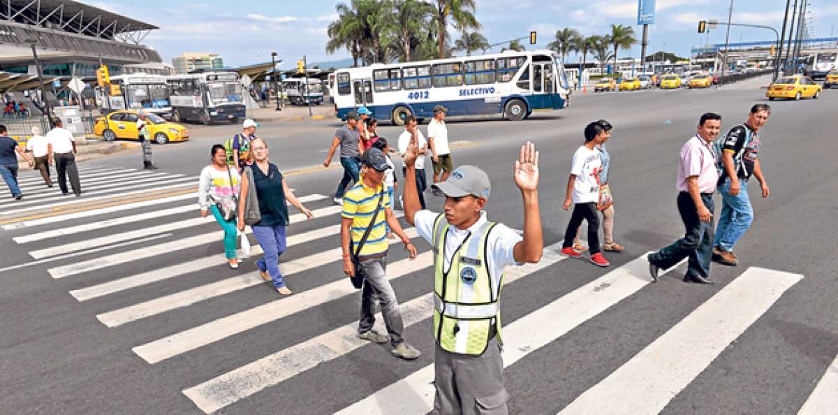 Los futuros agentes civiles se encargaron de apoyar en la direcci&oacute;n del tr&aacute;nsito en la avenida Benjam&iacute;n Rosales. Foto: Karly Torres / El Tel&eacute;grafo