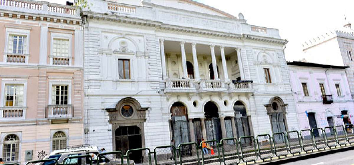 El Teatro Capitol est&aacute; ubicado en la avenida Gran Colombia, frente al parque  La Alameda. Su estilo de construcci&oacute;n lo convirti&oacute; en un referente de la arquitectura quite&ntilde;a en las primeras d&eacute;cadas del siglo XX. Foto: Fernando Sandoval |  El Tel&eacute;grafo
