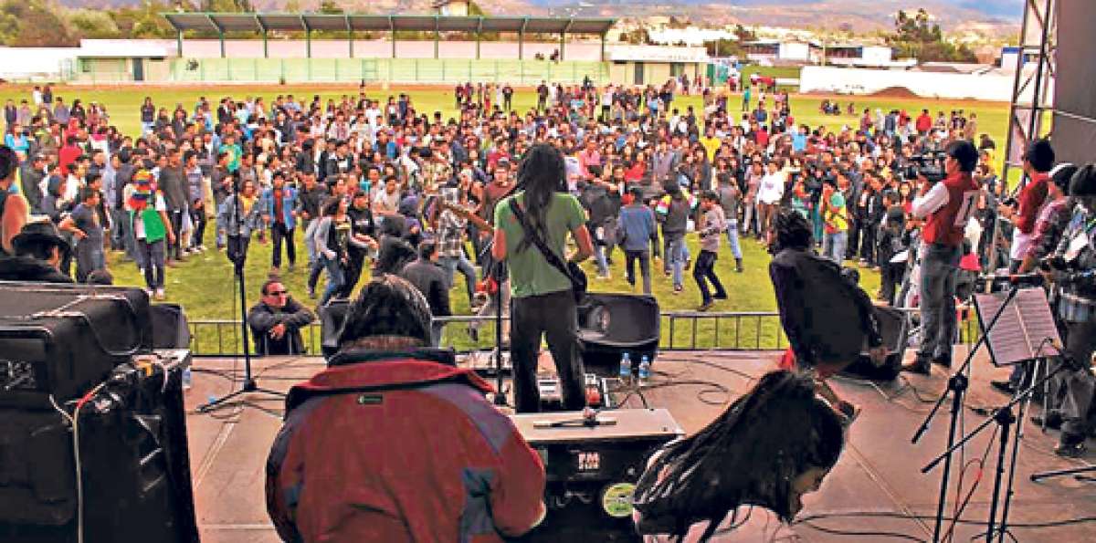 El Polideportivo de Salcedo fue el escenario para este encuentro cultural y musical en Cotopaxi. Foto: Silvia Osorio / para El Tel&eacute;grafo