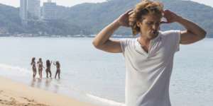 Diego Boneta es el encargado de encarnar a Luis Miguel en la serie de Netflix. En la imagen luce en la grabaci&oacute;n de "Cuando calienta el sol".