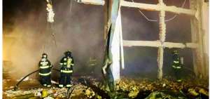 Incendio de bodega en El Inca fue controlado por bomberos de Quito