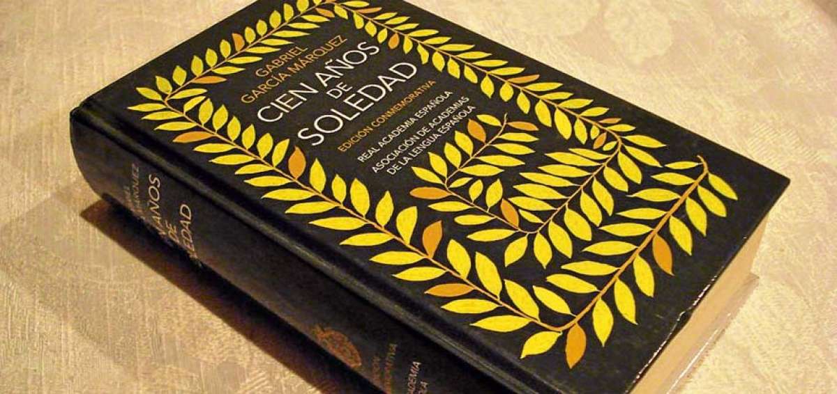 Gabriel Garc&iacute;a M&aacute;rquez escribi&oacute; la obra durante un a&ntilde;o y medio. Las p&aacute;ginas del manuscrito estuvieron a punto de perderse bajo la lluvia. 