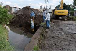 Obreros del Municipio de Rumi&ntilde;ahui limpian los da&ntilde;os ocasionados por el desbordamiento del r&iacute;o Tinajillo. Foto: Alvaro P&eacute;rez/El Tel&eacute;grafo. 
