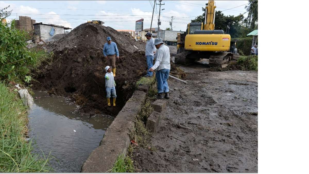 Obreros del Municipio de Rumi&ntilde;ahui limpian los da&ntilde;os ocasionados por el desbordamiento del r&iacute;o Tinajillo. Foto: Alvaro P&eacute;rez/El Tel&eacute;grafo. 