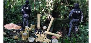 Dos caletas llenas de material explosivo fueron encontradas en la frontera con Colombia.