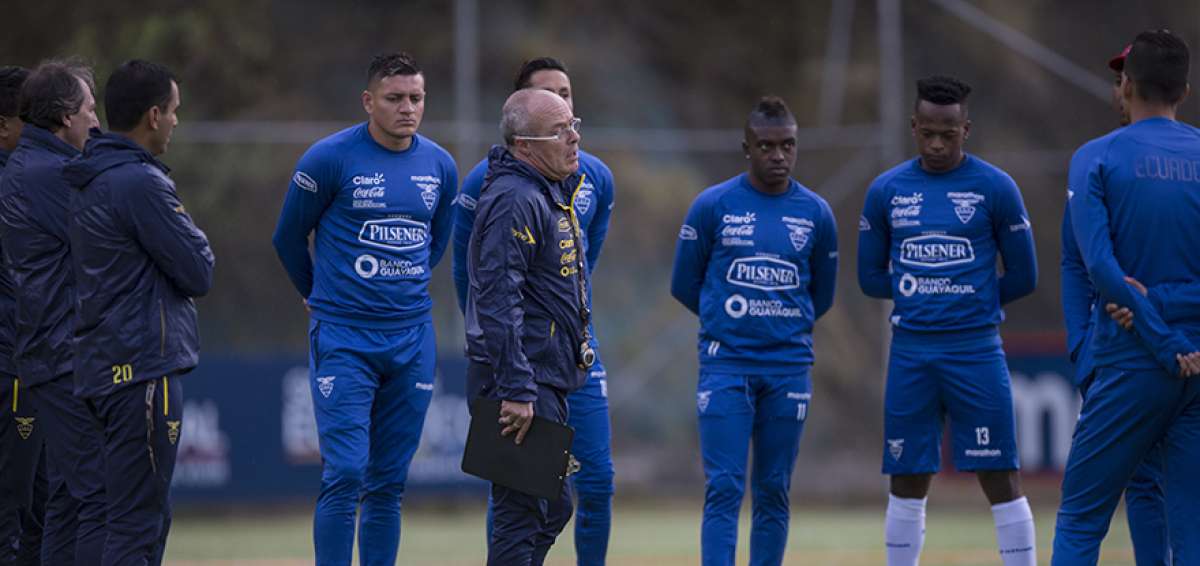 El t&eacute;cnico Jorge C&eacute;lico (c) dirige una de las pr&aacute;cticas de la Tricolor en la Casa de la Selecci&oacute;n, antes del partido ante Argentina en el estadio Ol&iacute;mpico Atahualpa de Quito.