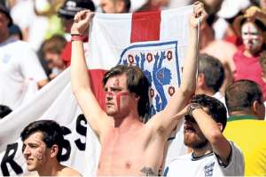 Hinchas ingleses ven con decepci&oacute;n la eliminaci&oacute;n de su selecci&oacute;n en la primera fase de la Copa del Mundo. Pese a eso, aplaudieron a los jugadores. Foto: AFP