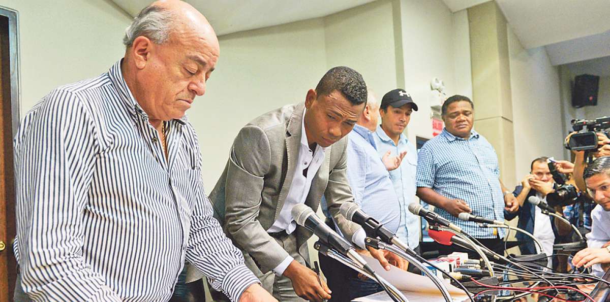 Francisco Acosta (izq.) entrega el convenio entre FEFy AFA para que Iv&aacute;n Hurtado (d.) proceda a firmar. Foto: Lylibeth Coloma.