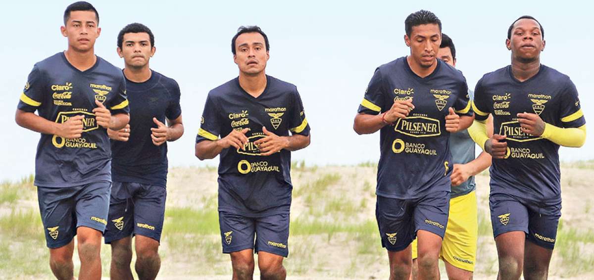  La preselecci&oacute;n de f&uacute;tbol playa realiza trabajos f&iacute;sicos en El Murci&eacute;lago, en Manta, bajo las &oacute;rdenes del brasile&ntilde;o Yardel De Andrade.