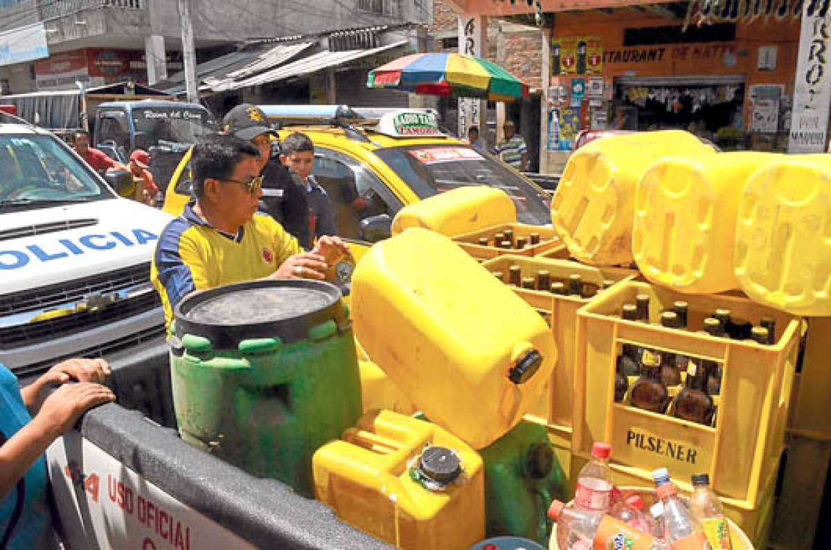 Galones y tanques en los que se almacenaba el licor artesanal quedaron decomisados. Foto: Cortes&iacute;a/ Polic&iacute;a Nacional