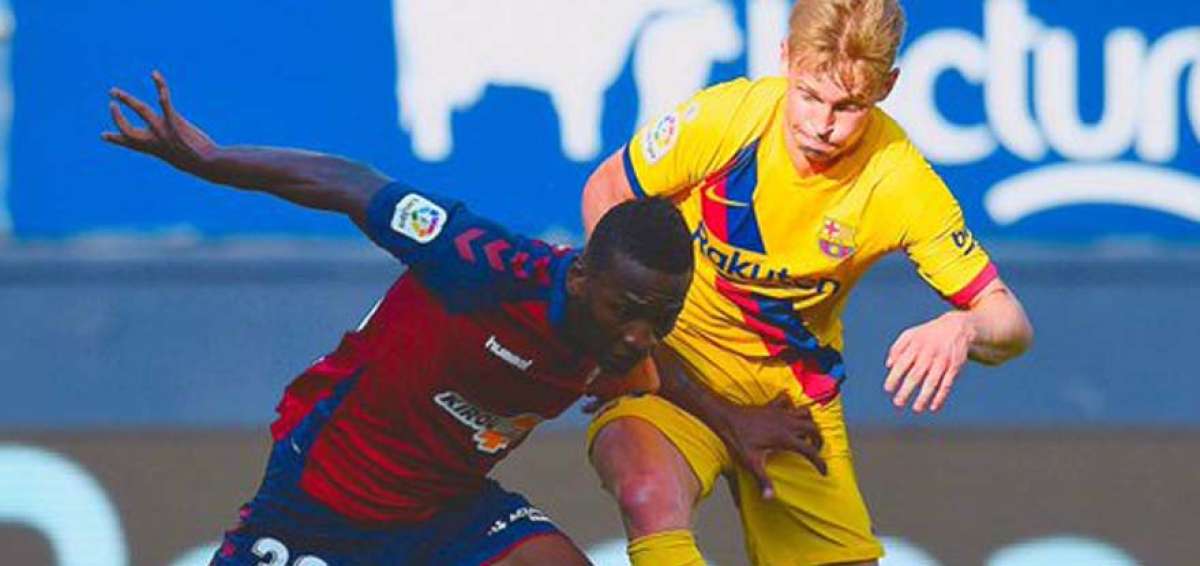 Estupi&ntilde;&aacute;n (i) disputando el bal&oacute;n ante Frenkie de Jong del FC Barcelona.