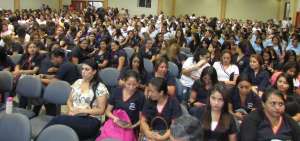 Docenas de artesanos beneficiados con la suscripci&oacute;n del acuerdo ministerial.se dieron cita en el acto.