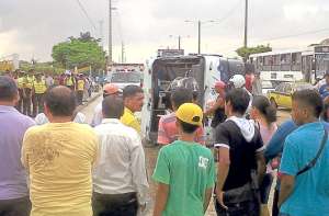 El bus de la l&iacute;nea 65 se volc&oacute; aproximadamente a las 15:30 del pasado jueves en el km 3,5 de la avenida Juan Tanca Marengo. Foto: Cortes&iacute;a
