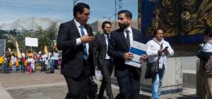 Burbano (derecha) lleg&oacute; a la Fiscal&iacute;a para presentar su pedido.