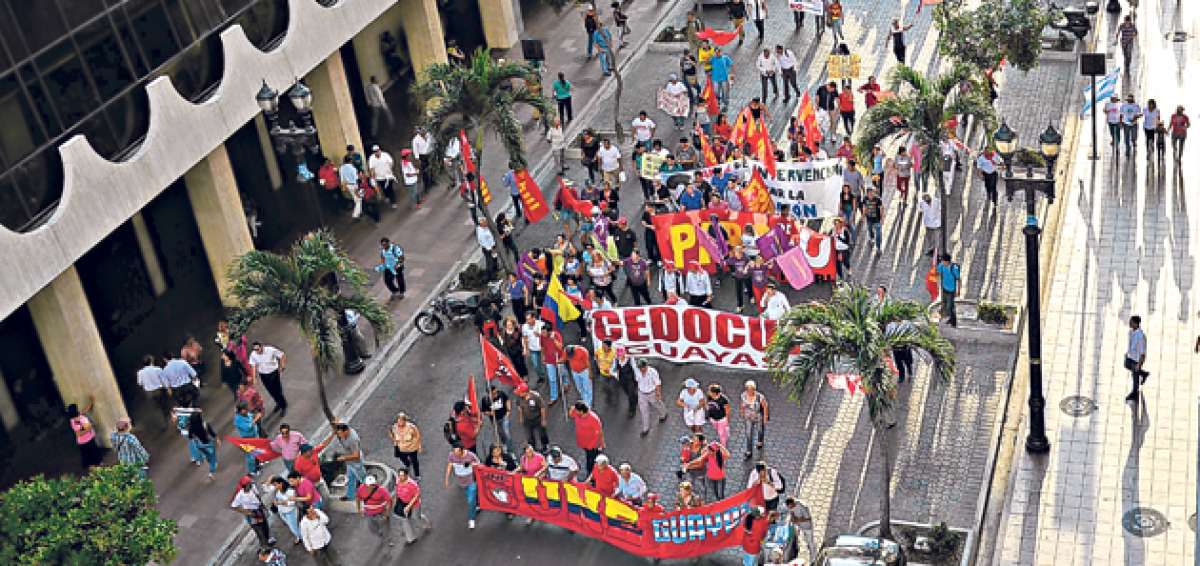 El grupo integrado por los sindicatos de trabajadores fue el que menos gente tuvo durante la marcha del pasado jueves en la av. 9 de Octubre. Foto: William Orellana / El Tel&eacute;grafo