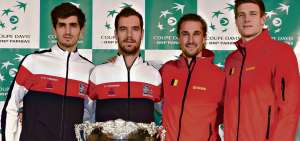 &rarr;Integrantes de los equipos de Francia (i) y B&eacute;lgica, durante la presentaci&oacute;n de la final de la Copa Davis, que comenzar&aacute; hoy en Lille.