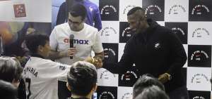 El jugador Antonio Valencia (d) saluda a Christopher Vargas, el hincha que viaj&oacute; desde Santo Domingo para verlo.