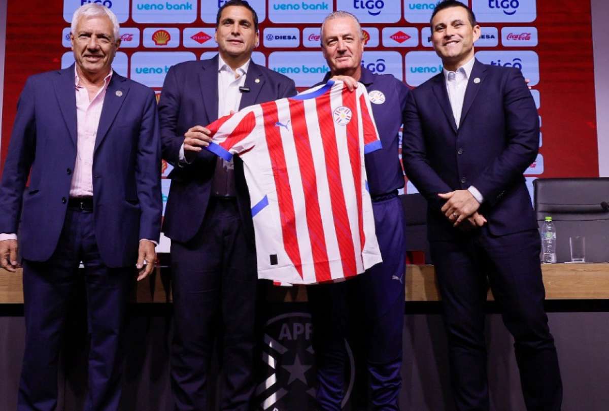 Gustavo Alfaro (centro) dirigirá a Paraguay en las eliminatorias al Mundial 2026.