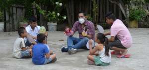El sic&oacute;logo Christian Arias interact&uacute;a con ni&ntilde;os del recinto Casas Viejas (kil&oacute;metro 20 de la v&iacute;a a la Costa) mediante juegos y otras actividades.