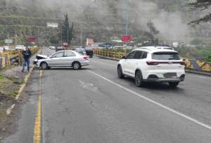 Incendio vehicular y choque en la Av. Simón Bolívar congestionan el norte de Quito