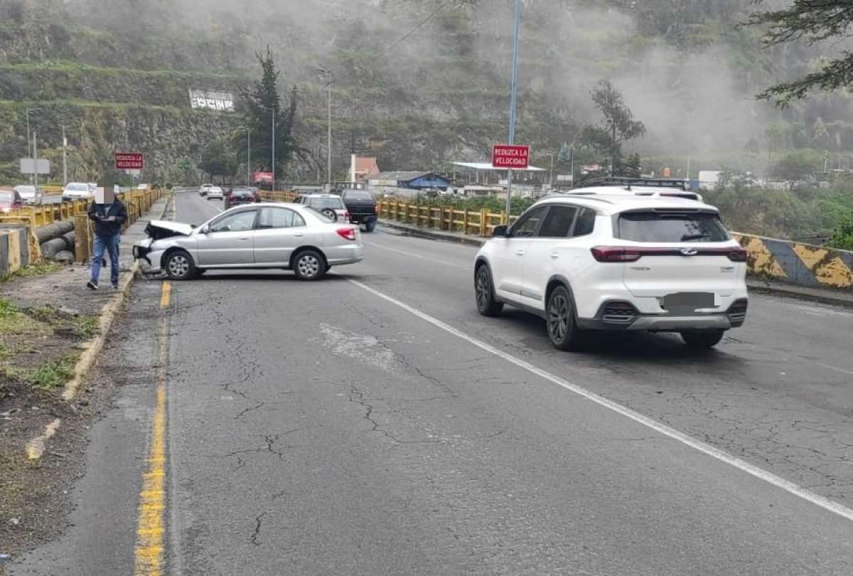 Incendio vehicular y choque en la Av. Simón Bolívar congestionan el norte de Quito