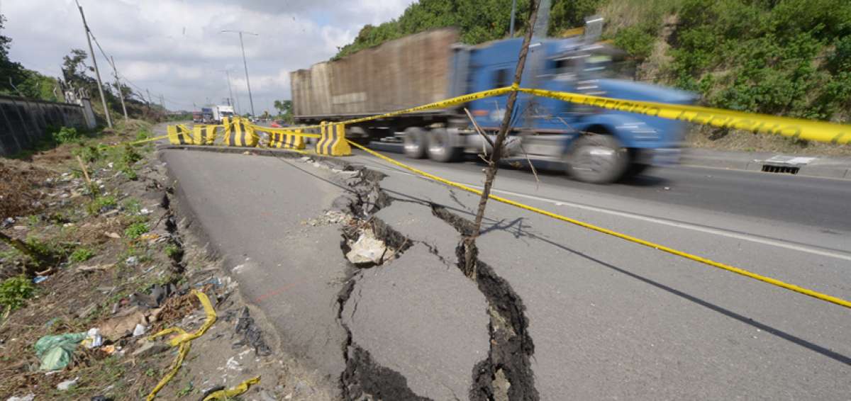 El desperfecto se present&oacute; desde inicios del mes pasado, la Direcci&oacute;n de Obras P&uacute;blicas procedi&oacute; a colocar se&ntilde;al&eacute;tica para precautelar a los veh&iacute;culos.