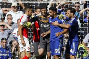 Gabriel y Diego Costa se palabrearon durante el derby londinense que gan&oacute; el Chelsea. Foto: AFP