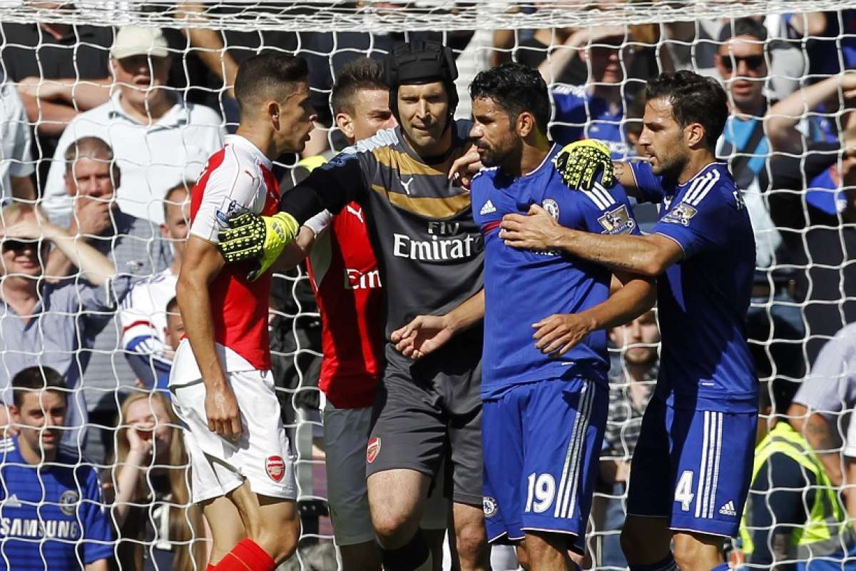 Gabriel y Diego Costa se palabrearon durante el derby londinense que gan&oacute; el Chelsea. Foto: AFP