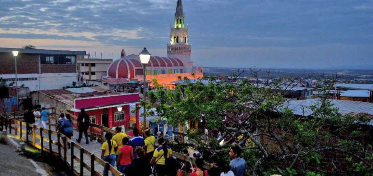 Unos 300 mil devotos llegan anualmente hasta la Bas&iacute;lica Menor de Montecristi en noviembre, por las fiestas de la Virgen de Monserrate.